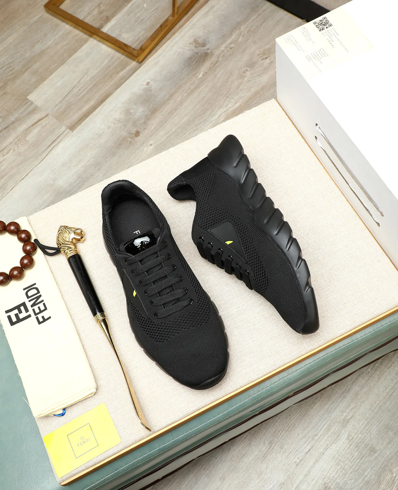 Men's Men's Shoes 💰680 Fendi Fendi's latest Tag series of men's casual mesh sports running shoes, originally purchased and developed, this Tag sports shoe is a one-leg sneaker, made of black high-tech mesh material with gray neoprene details. Oversized FENDI lettering on the side and translucent rubber details. Light and flexible rubber running shoe soles, beautifully packaged at the delivery counter, customized breathable lining, original molded foam rubber outsole, sole thickness: 3.5CM! Size: 39-44 (customized at 38.45.46)